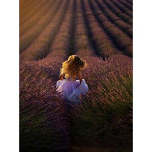 Fotografie A Girl Running towards the Flower Field, Mei Hu, 30 × 40 cm