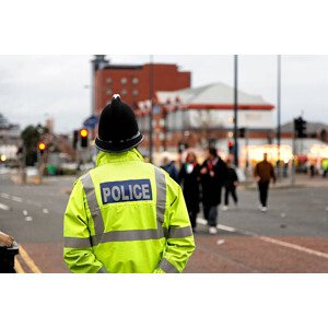 Fotografie British Policeman Wearing Tradtional  Helmet, andrewmedina, 40 × 26.7 cm