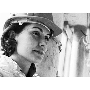 Fotografie Woman wearing hard hat, close-up, b&w, James Hardy, 40 × 30 cm