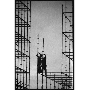 Fotografie Construction Workers Building Scaffolding, 26.7 × 40 cm