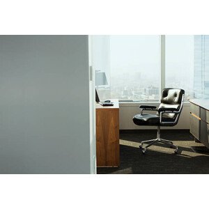 Fotografie bright corner office space with desk and chairs, Erik Von Weber, 40 × 26.7 cm
