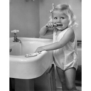 Fotografie Girl Brushing Teeth, Camerique, ×  cm