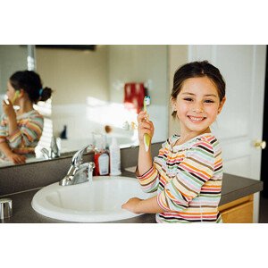 Fotografie Toddler with toothbrush, Weekend Images Inc., 40 × 26.7 cm