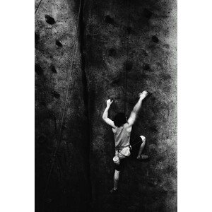 Fotografie Man rock climbing, indoors, rear view (B&W), Joe McBride, 26.7 × 40 cm