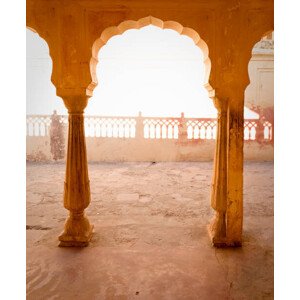 Fotografie Ornate Indian arch and courtyard, Inti St Clair, 33 × 40 cm