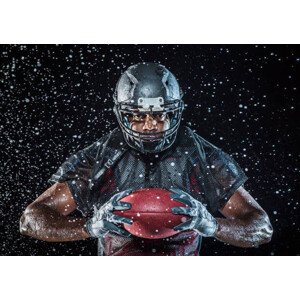 Fotografie Water splashing on Black football player, Erik Isakson, 40 × 30 cm