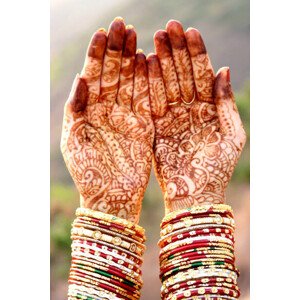 Fotografie Indian bride hands with henna tattoo, DEV IMAGES, 26.7 × 40 cm