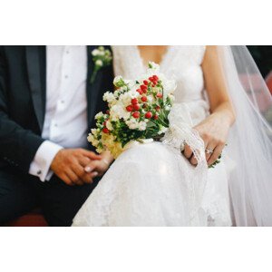 Fotografie bride and groom holding hands, borabakan, 40 × 26.7 cm