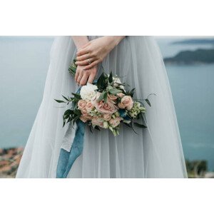 Fotografie Bride holding a wedding bouquet, franz12, 40 × 26.7 cm