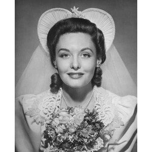 Fotografie Bride holding bouquet, posing in studio,, George Marks, 30 × 40 cm