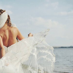 Fotografie Happy newlywed young caucasian couple, manifeesto, 40 × 40 cm