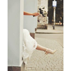 Fotografie Gorgeous caucasian bride in beautiful dress, manifeesto, 30 × 40 cm