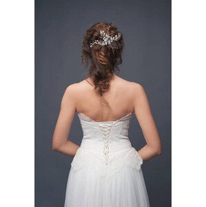 Fotografie Bridal fashion. Brunette bride view from the back., different_nata, 26.7 × 40 cm
