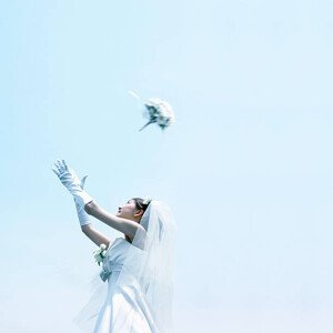 Fotografie Woman Throwing A Bouquet, BLOOM image, 40 × 40 cm
