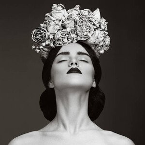 Fotografie Beautiful woman with wreath of flowers, lambada, 40 × 40 cm
