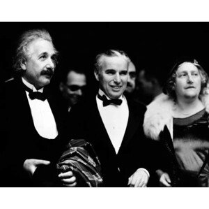 Fotografie Albert Einstein and his wife Elsa with Charlie Chaplin, Unknown photographer,, 40 × 30 cm