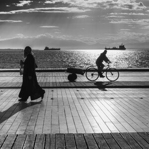 Fotografie Strolling Around, George Digalakis, 40 × 40 cm