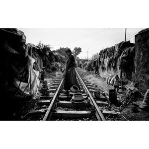 Fotografie A scene of life on the train tracks - Bangladesh, Joxe	Inazio Kuesta, 40 × 24.8 cm