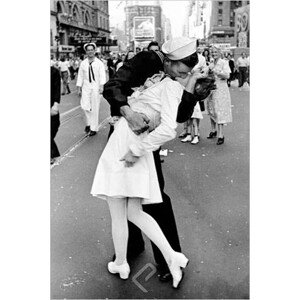 Plakát, Obraz - Eisenstaedt -Kissing on VJ Day, 61 × 91.5 cm