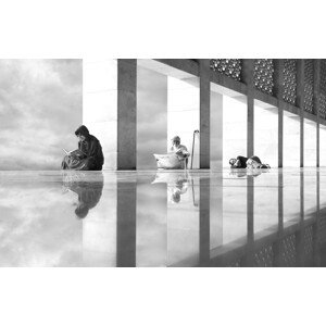 Fotografie praying, reading and sleeping, Sebastian Kisworo, 40 × 26.7 cm
