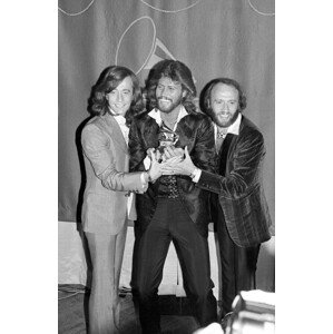 Fotografie The Bee Gees Smiling, Holding Grammys, Bettmann, 26.7 × 40 cm